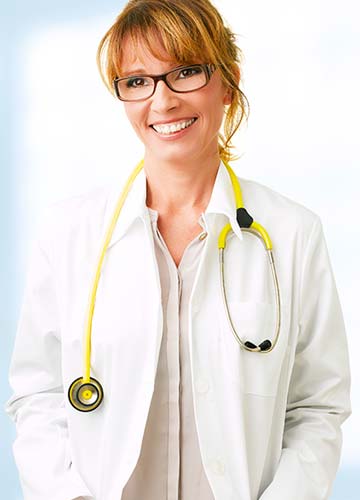 женщина врач в очках и белом халате